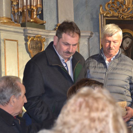 Bild enthält, Coat, Adult, Male, Man, Person, Face, Head, People, Furniture, Overcoat