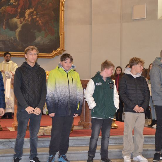 Bild enthält, Coat, Jacket, Fashion, Jeans, Pants, Person, Shoe, Adult, Male, Man