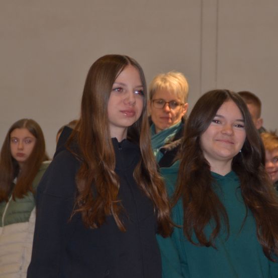 Bild enthält, People, Person, Long Sleeve, Adult, Female, Woman, Coat, Jacket, Face, Fashion