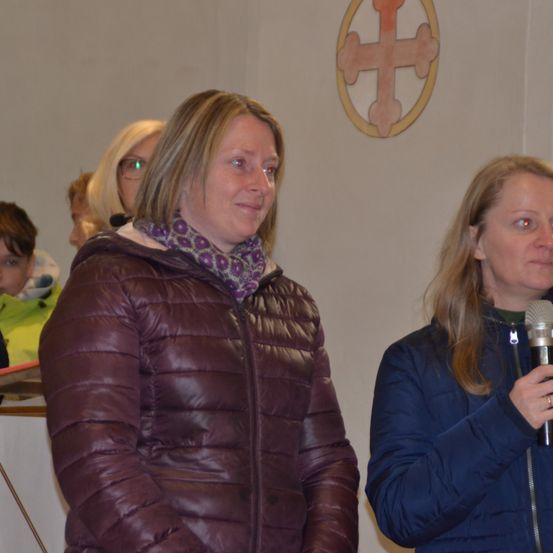 Bild enthält, Coat, Jacket, Adult, Female, Person, Woman, People, Microphone, Crowd, Child