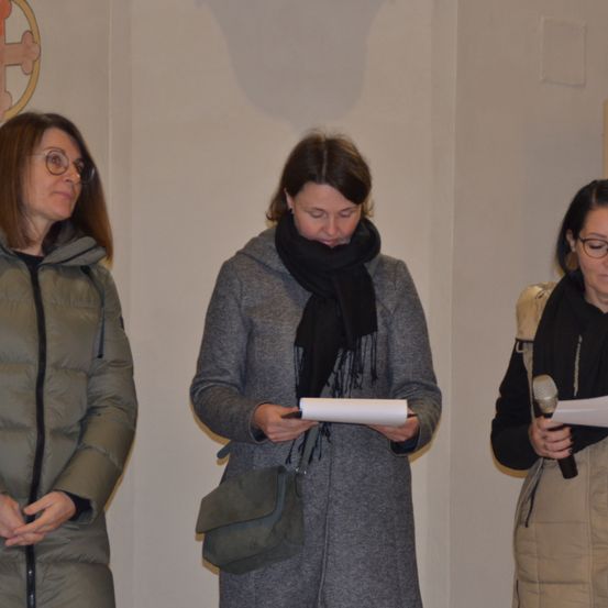 Bild enthält, Coat, Long Sleeve, Jacket, Adult, Female, Person, Woman, People, Overcoat, Sweater