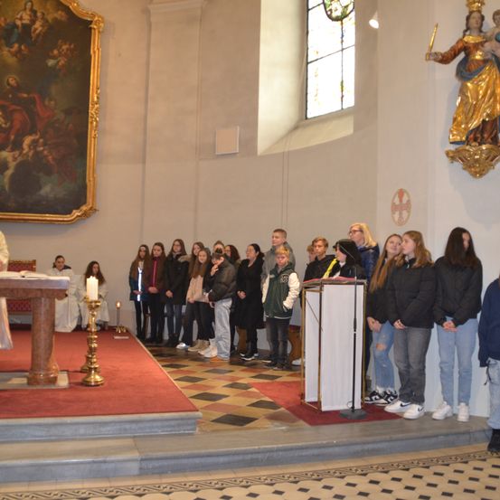 Bild enthält, Altar, Adult, Female, Person, Woman, Crowd, Coat, Jeans, Flooring, Shoe