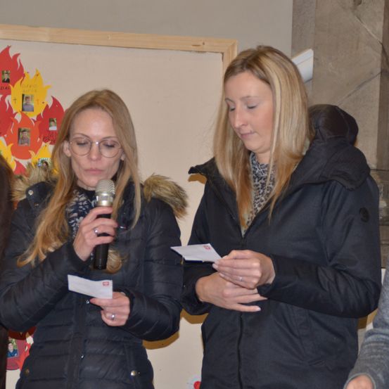 Bild enthält, Coat, Jacket, Adult, Female, Person, Woman, Face, People, Microphone, Glasses