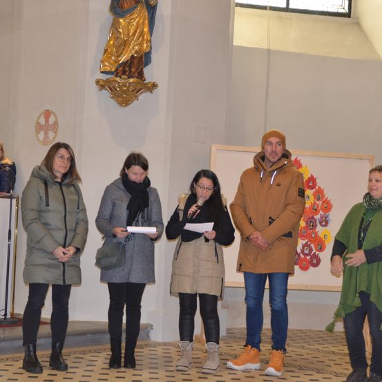 Bild enthält, Floor, Flooring, Coat, Jeans, People, Person, Female, Girl, Teen, Shoe