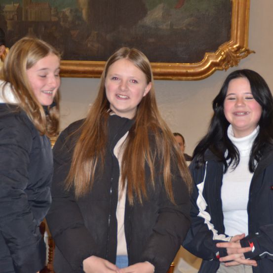 Bild enthält, Coat, Jacket, Long Sleeve, Blazer, Adult, Female, Person, Woman, Face, Man