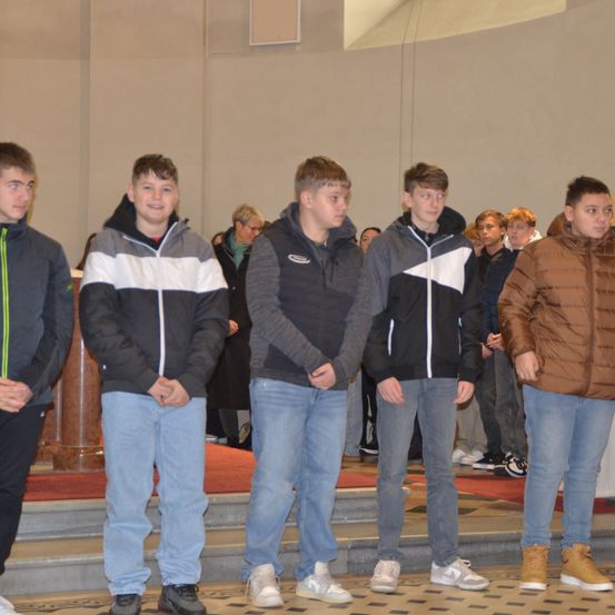 Bild enthält, Coat, Jacket, Pants, People, Person, Jeans, Shoe, Boy, Male, Teen