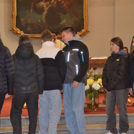 Bild enthält, Coat, Jacket, Pants, Adult, Female, Person, Woman, Jeans, Flower Arrangement, Flower Bouquet