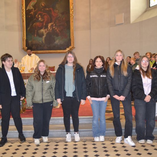 Bild enthält, Coat, Jacket, Fashion, Female, Girl, Person, Teen, Jeans, Adult, Woman