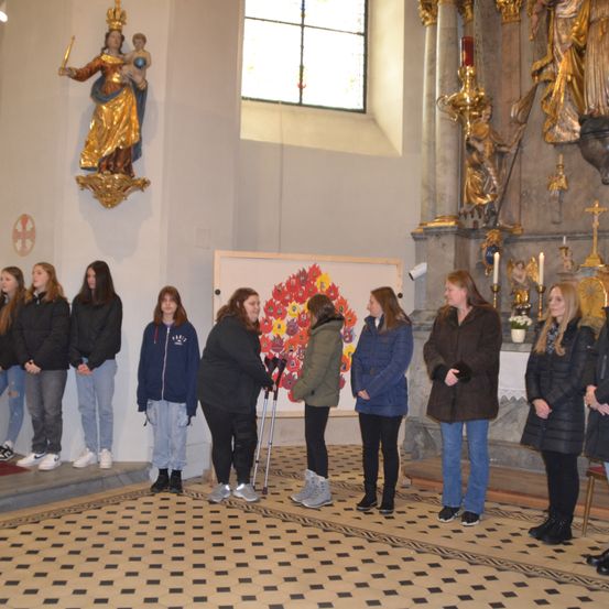 Bild enthält, Altar, Adult, Female, Person, Woman, Coat, Flower Bouquet, Jeans, Jacket, Flooring