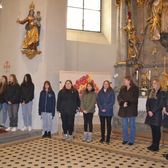 Bild enthält, Altar, Adult, Female, Person, Woman, Coat, Pants, Jeans, Jacket, Flooring