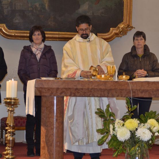Bild enthält, Flower, Flower Arrangement, Flower Bouquet, Altar, Adult, Male, Man, Person, Coat, Face