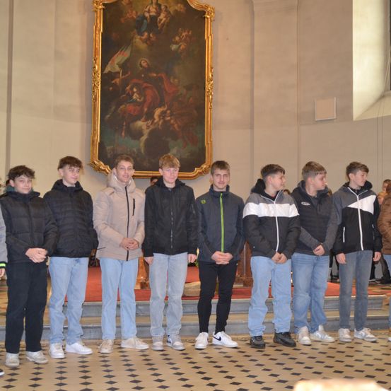 Bild enthält, Pants, Coat, Jacket, People, Person, Floor, Flooring, Jeans, Shoe, Teen