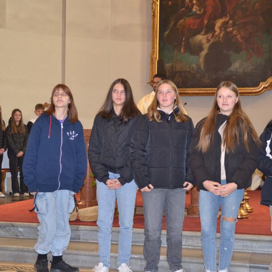 Bild enthält, Coat, Jacket, Pants, Fashion, Jeans, Long Sleeve, Person, Female, Girl, Teen