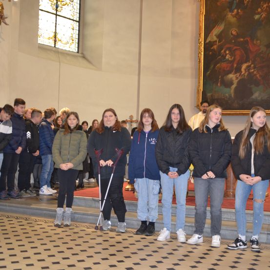 Bild enthält, Pants, Floor, Flooring, Coat, Jacket, Female, Girl, Person, Teen, People