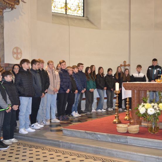 Bild enthält, Altar, Flower, Flower Arrangement, Flower Bouquet, Jeans, Pants, Adult, Male, Man, Person