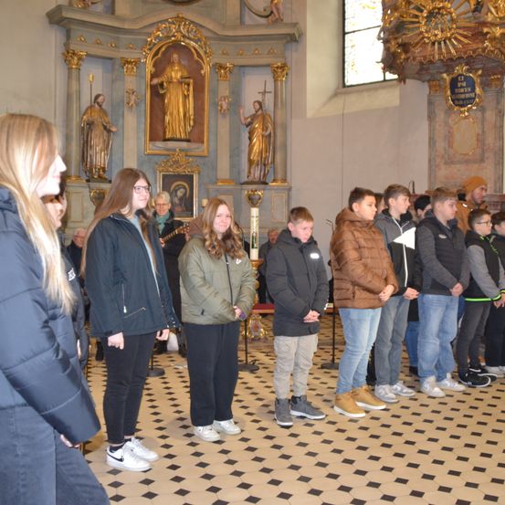 Bild enthält, Adult, Female, Person, Woman, Pants, Altar, Coat, Jacket, Jeans, Shoe