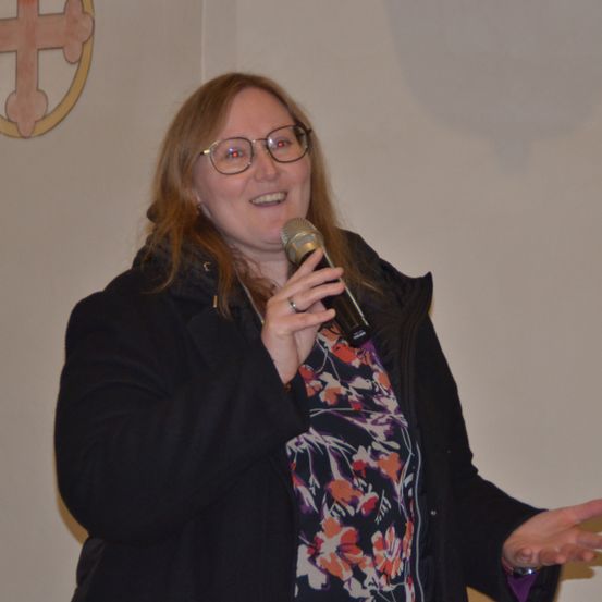 Bild enthält, Finger, Hand, Person, People, Microphone, Adult, Female, Woman, Crowd, Glasses