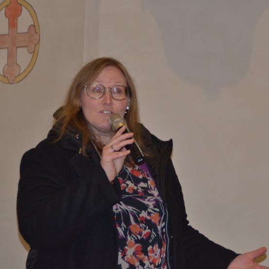 Bild enthält, People, Person, Finger, Microphone, Adult, Female, Woman, Crowd, Cross, Face