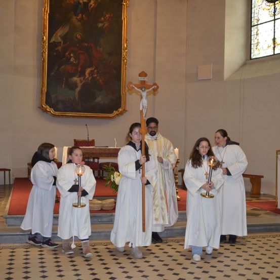 Bild enthält, Floor, Flooring, Altar, Person, Adult, Female, Woman, Dress, Cross, Formal Wear