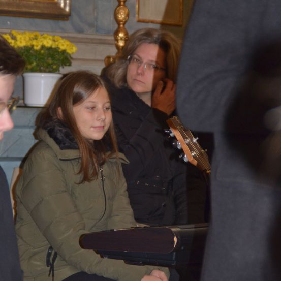 Bild enthält, Couch, Coat, Jacket, Adult, Female, Person, Woman, Finger, Face, Head