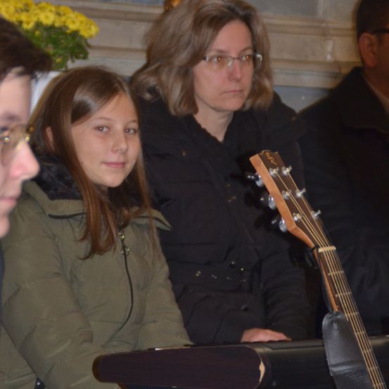 Bild enthält, Person, Guitar, Musical Instrument, Face, Head, Mandolin, Accessories, Glasses, Lute