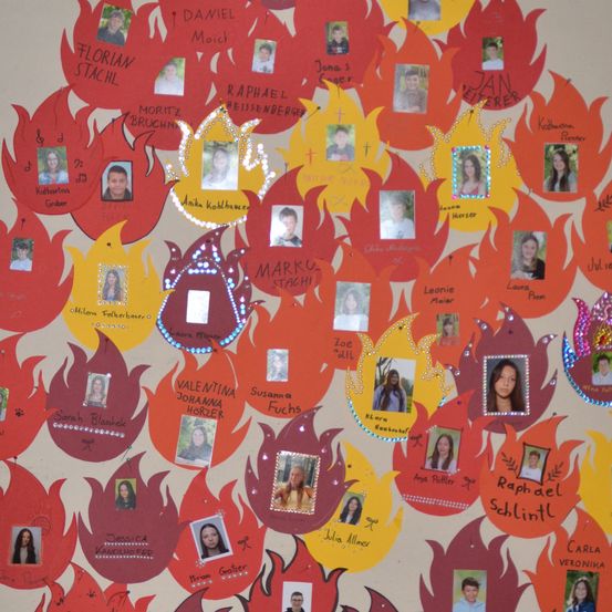 Bild enthält, Greeting Card, Mail, Applique, Pattern, Art, Painting, Collage, Person, Text, Face