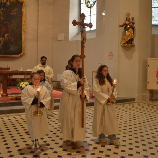 Bild enthält, Altar, Floor, Flooring, Cross, Adult, Female, Person, Woman, Face, Flower Bouquet