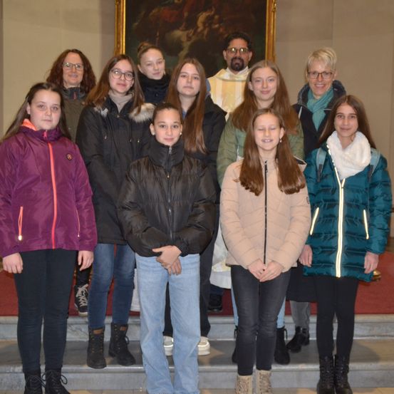 Bild enthält, Coat, Jacket, Pants, People, Person, Jeans, Female, Girl, Teen, Woman