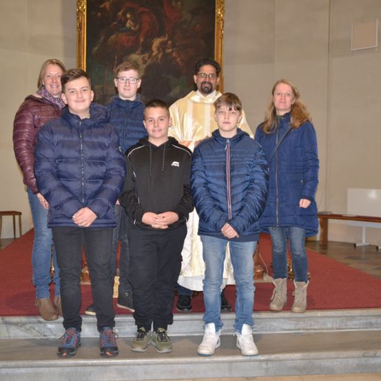 Bild enthält, Pants, People, Person, Coat, Jacket, Floor, Flooring, Jeans, Fashion, Woman