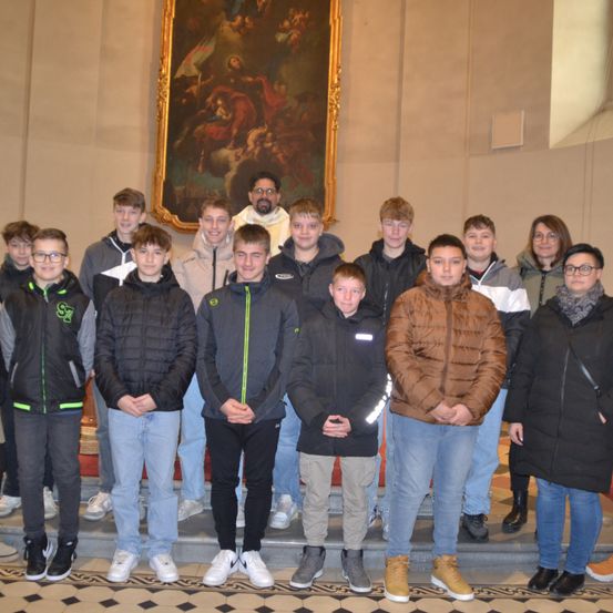 Bild enthält, Pants, People, Person, Coat, Jacket, Jeans, Groupshot, Shoe, Adult, Man