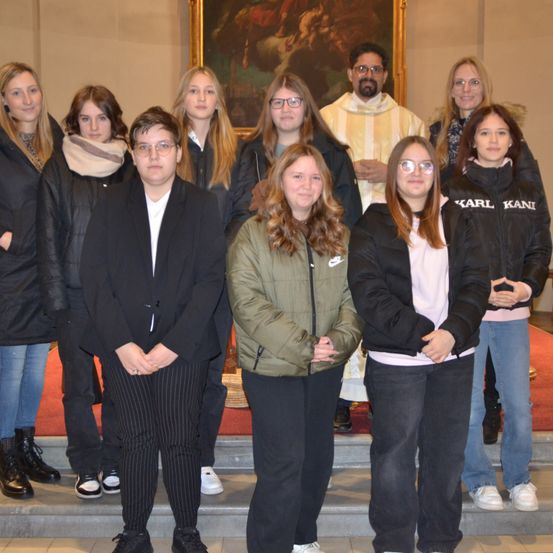 Bild enthält, Coat, Jacket, Fashion, Jeans, Pants, People, Person, Adult, Female, Woman