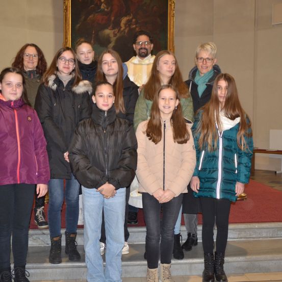 Bild enthält, Coat, Jacket, Pants, Jeans, People, Person, Female, Girl, Teen, Shoe