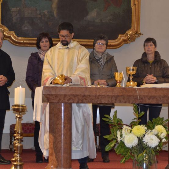 Bild enthält, Flower, Flower Arrangement, Flower Bouquet, Altar, Adult, Male, Man, Person, Coat, Face