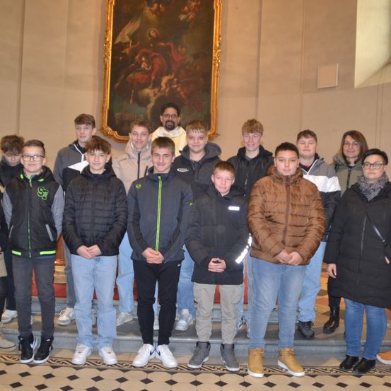 Bild enthält, Pants, Coat, People, Person, Jacket, Jeans, Shoe, Groupshot, Adult, Man