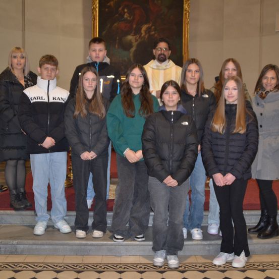 Bild enthält, Coat, People, Person, Jacket, Pants, Floor, Flooring, Adult, Female, Woman