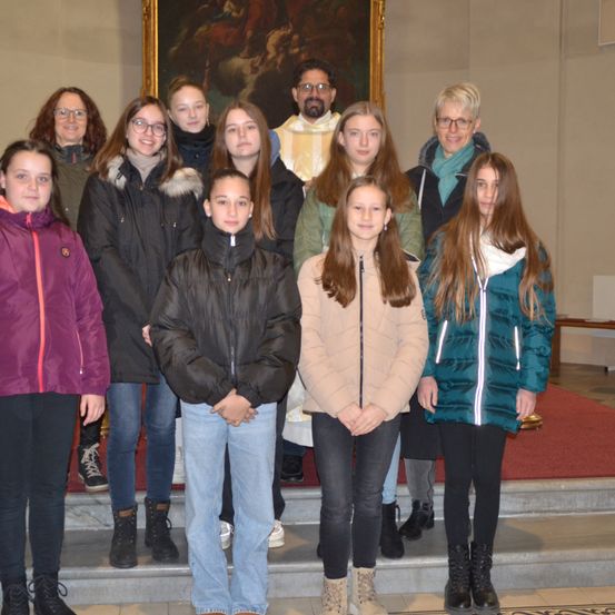 Bild enthält, Coat, Jacket, Pants, Jeans, Female, Girl, Person, Teen, People, Shoe