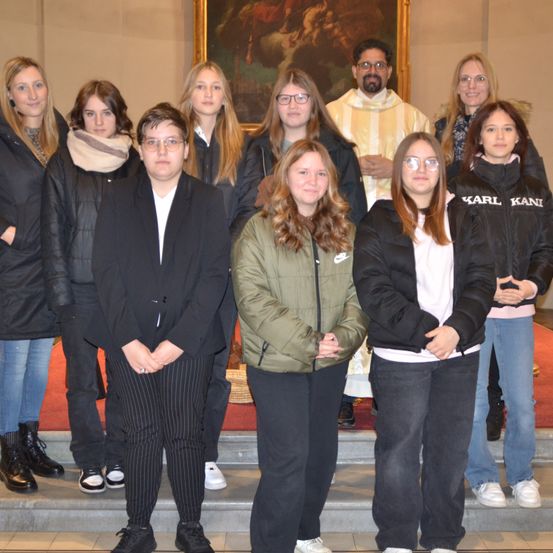 Bild enthält, Coat, Jacket, Fashion, People, Person, Jeans, Pants, Groupshot, Adult, Woman