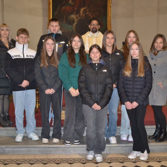 Bild enthält, People, Person, Pants, Coat, Jacket, Groupshot, Jeans, Adult, Female, Woman