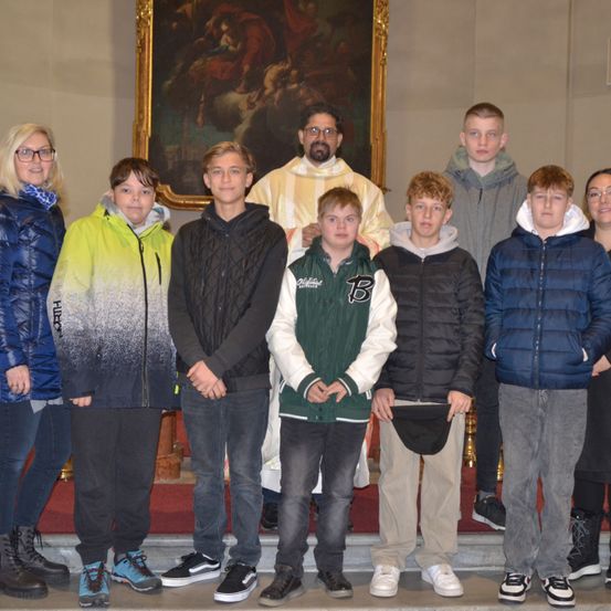 Bild enthält, Pants, Coat, Jacket, People, Person, Shoe, Jeans, Floor, Flooring, Man