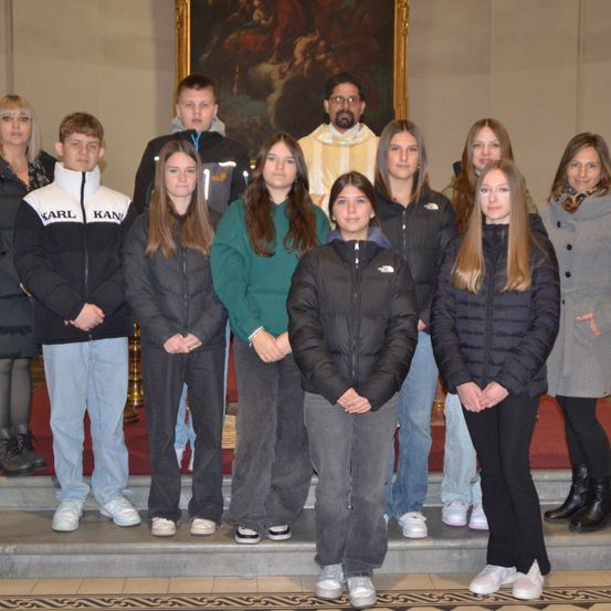 Bild enthält, People, Person, Pants, Coat, Jacket, Groupshot, Jeans, Adult, Female, Woman