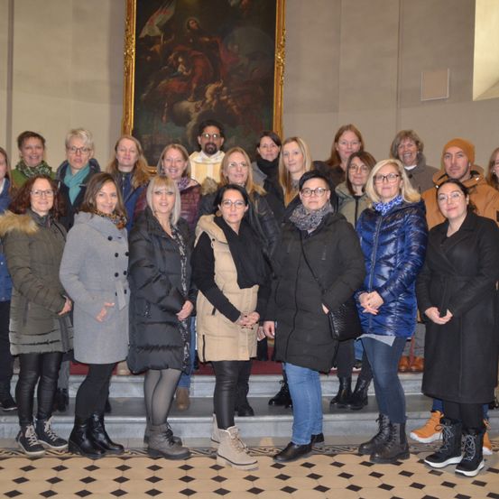 Bild enthält, Coat, Jacket, Pants, People, Person, Adult, Female, Woman, Jeans, Groupshot