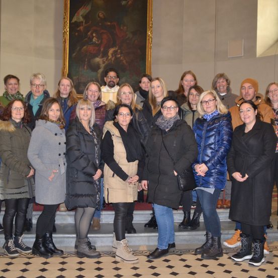 Bild enthält, Coat, Jacket, Pants, People, Person, Adult, Female, Woman, Male, Man