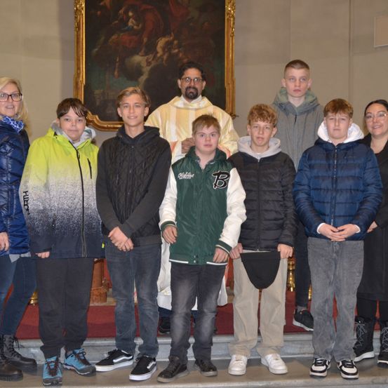 Bild enthält, Pants, People, Person, Coat, Jacket, Jeans, Shoe, Adult, Male, Man