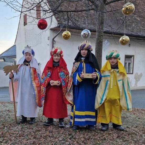 Bild enthält, Adult, Female, Person, Woman, Festival, Face, Head, Clothing, Coat