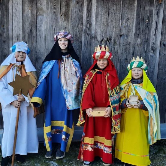 Bild enthält, Adult, Female, Person, Woman, Clothing, Costume, Axe, Weapon, People, Face