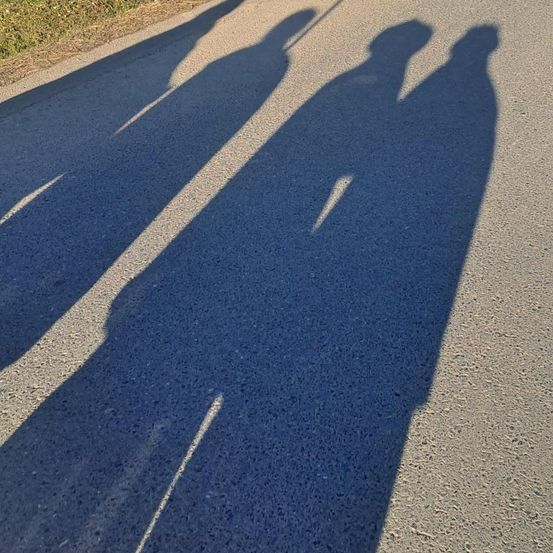 Bild enthält, Road, Tarmac, Person, Walking, Tar, Outdoors, Nature, Sky