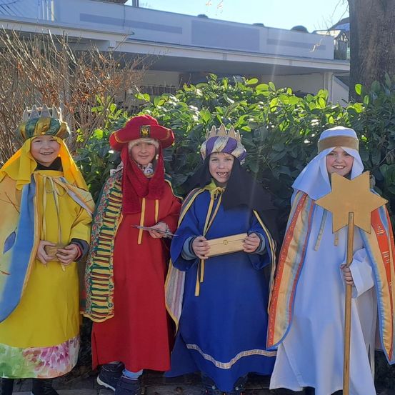 Bild enthält, Adult, Female, Person, Woman, Costume, People, Student, Lady, Face, Sword