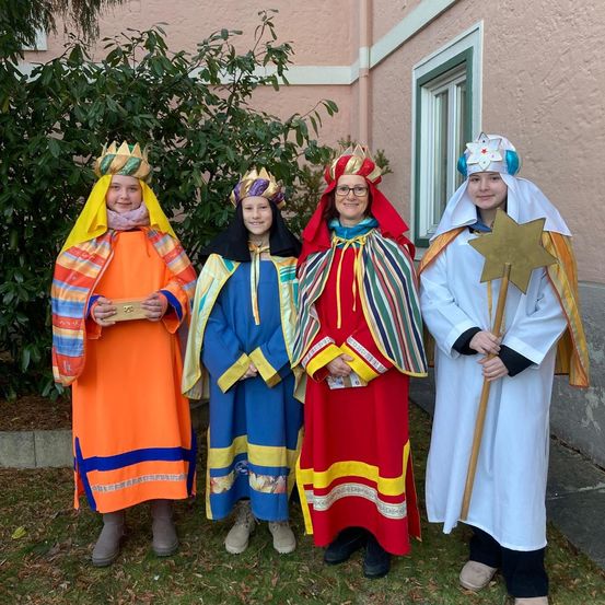 Bild enthält, Adult, Female, Person, Woman, People, Face, Head, Student, Clothing, Coat