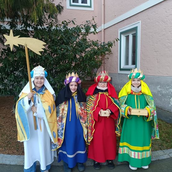 Bild enthält, People, Person, Clothing, Costume, Adult, Female, Woman, Outdoors, Shelter, Face