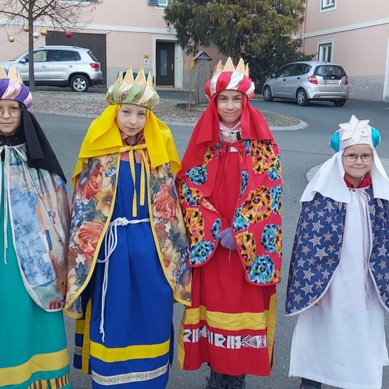 Bild enthält, Costume, Person, City, Road, Street, Urban, Adult, Female, Woman, People